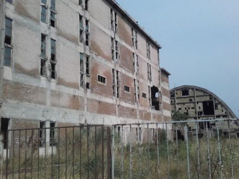 TINEJDŽER TEŠKO POVREĐEN U NOVOM SADU: Pao sa krova napuštene Azotare na pločnik, sa teškim povredama prebačen u bolnicu!