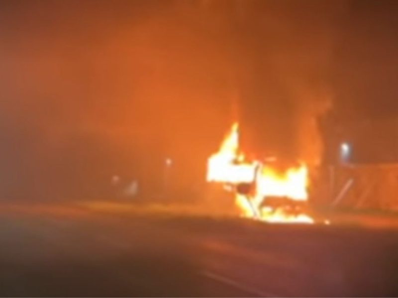 ZAPALJEN AUTOBUS PREVOZNIKA JAĆIMOVIĆA: Tvrdi da zna ko stoji iza napada, objavio i snimak! (VIDEO)