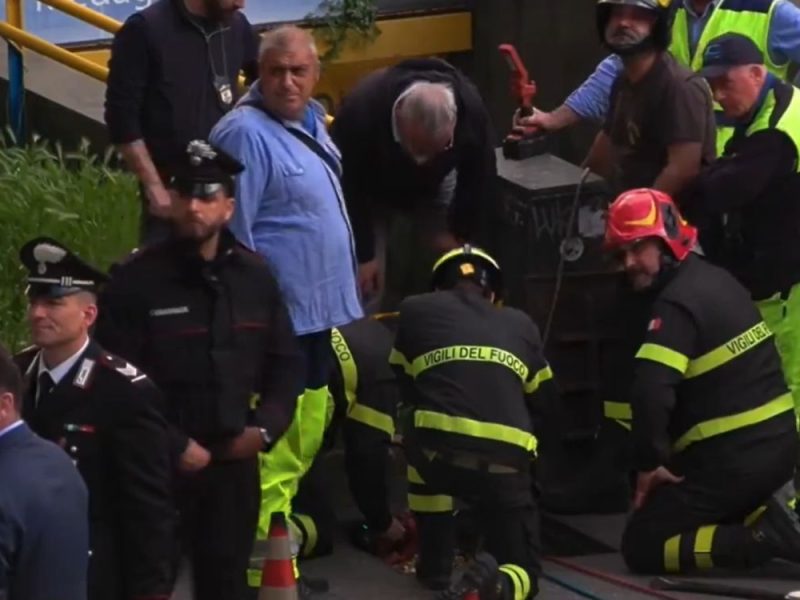 FILMSKA PLJAČKA BANKE U NAPULJU: Držali 25 ljudi kao taoce, pa uspeli da pobegnu kroz kanalizaciju! (VIDEO)