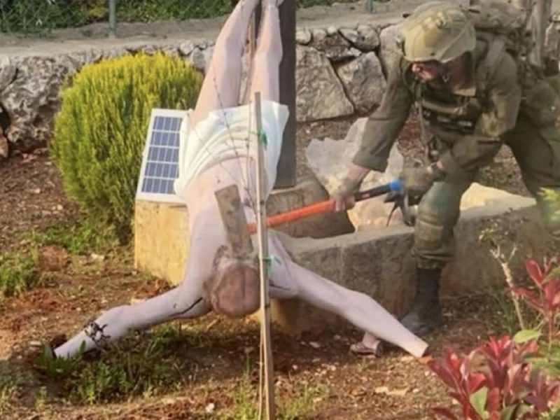 SRAMNO SVETOGRĐE I VANDALIZAM: Izraelski vojnik u Libanu maljem uništio skulpturu Isusa Hrista! (FOTO)