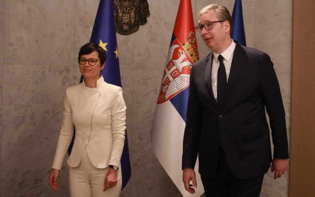 EU BLOKIRA 1.5 MILIJARDI EVRA NAMENJENIH SRBIJI? Vlada Srbije donela hitnu odluku, očekuje se zvanično obraćanje Marte Kos!