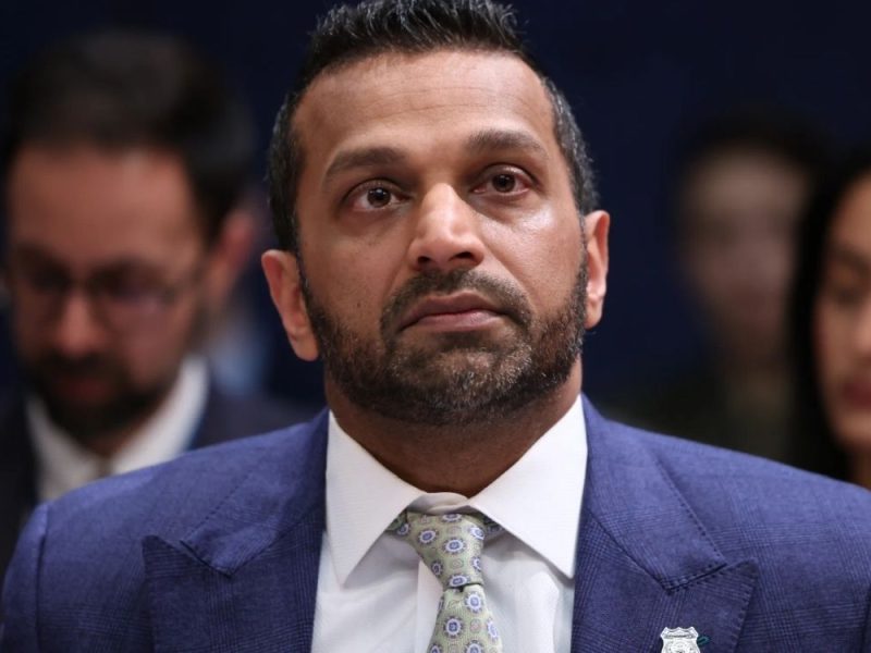 DIREKTOR FBI NA UDARU DEMOKRATA: Traže istragu zbog navoda o „prekomernom opijanju i izostancima sa posla“!