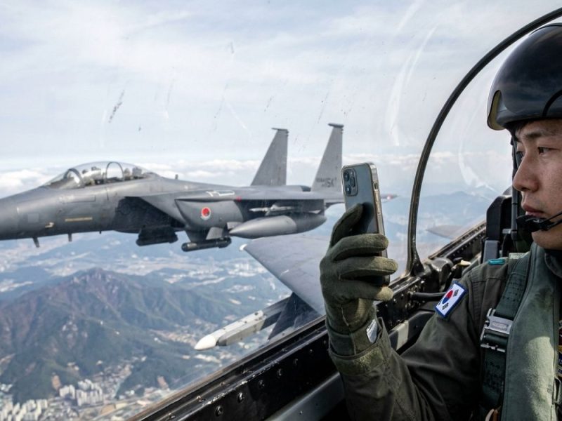 NEVEROVATNA NESREĆA U JUŽNOJ KOREJI: Sudarila se dva borbena aviona, piloti pravili selfije tokom leta!