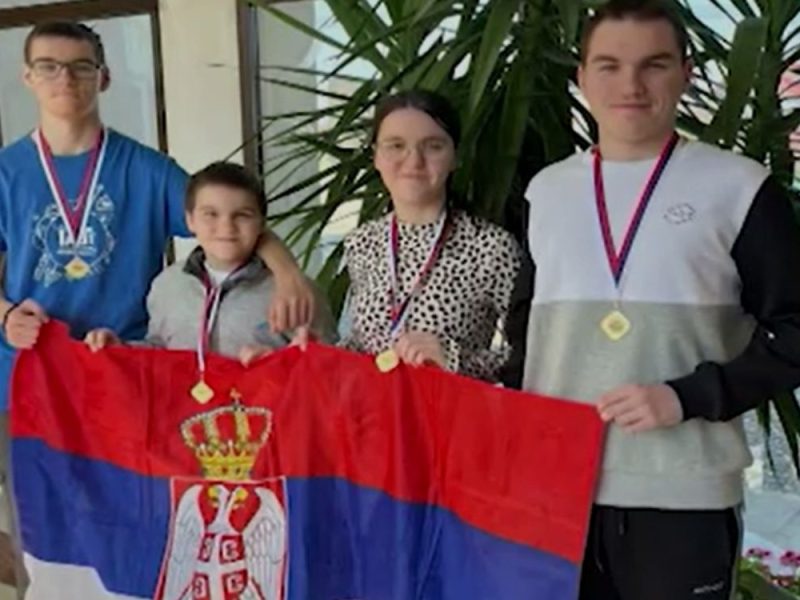 PORODICA KAKVA SE RETKO VIĐA: Hadži Purići izvode na životni put četiri đaka, a svi zajedno imaju preko 300 medalja! (VIDEO)