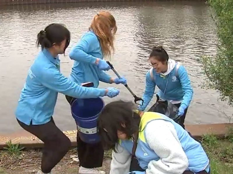 VELIKA AKCIJA ČIŠĆENJA U ČIKAGU: Desetine studenata volontera tokom vikenda uredile rečnu obalu!