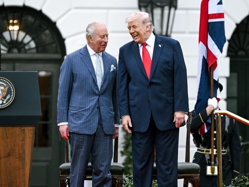 KRALJ ČARLS U POSETI AMERICI: Tramp i Melanija dočekali kraljevski par, razmenili poklone i poruke savezništva! (VIDEO)