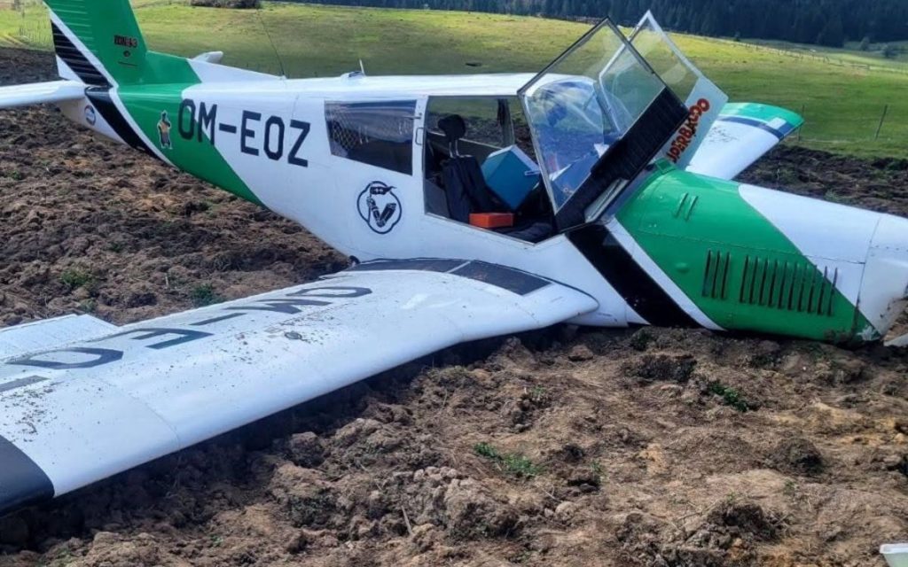 AVION PRINUDNO SLETEO NA LIVADU U BIH: Dva putnika povređena, pilot uspešno prizemljio letelicu uprkos kvaru na motoru!