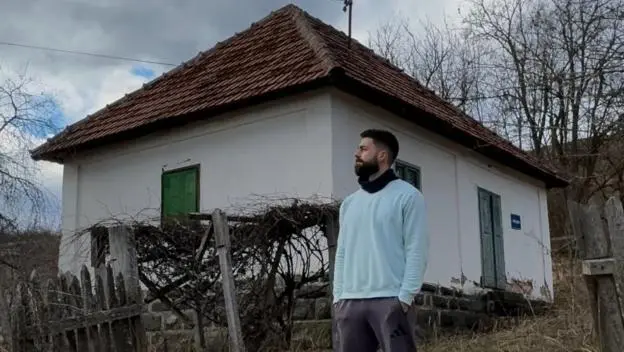 MIHAILO ODUŠEVIO SRBIJU: Kupio poslednju kuću u selu i zamenio gradski život izolacijom  u prirodi!