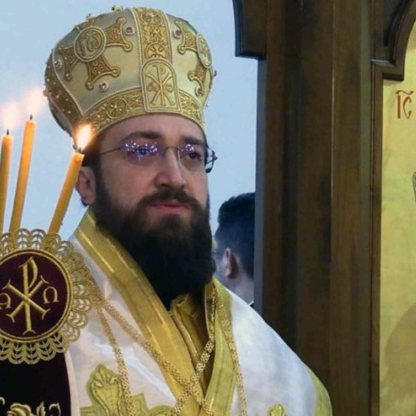 UGLEDNI SRBI IZ ENGLESKE UPUTILI PISMO PATRIJARHU: „Vladika Nektarije unosi haos i razdor među vernike, svog šofera proizveo u sekretara, a sveštenicima zabranjuje da pričešćuju ljude!“ (FOTO)