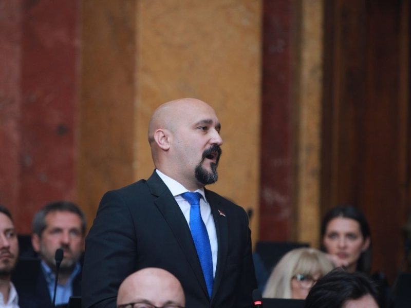 SKUPŠTINA USVOJILA „PETRAŠINOVIĆEVE ZAKONE“: Vladajuća većina izglasala izmene izbornih zakona!