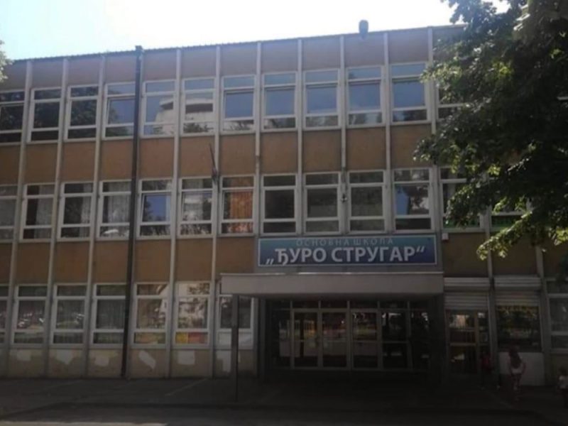 “BILI SMO DOBRI ĐACI, ALI NIKADA NEĆEMO BITI ĆACI”: Direktorka škole na Novom Beogradu preti osmacima policijom zbog natpisa na majicama!