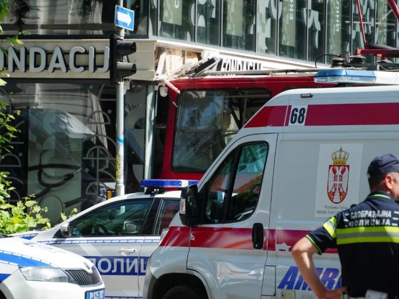 TUŽILAŠTVO HITNO REAGOVALO: Traži se uzrok iskakanja tramvaja, povređeno 15 osoba, među njima i dvoje dece!