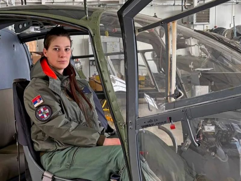 „MAŠINA NE PITA DA LI STE MUŠKARAC ILI ŽENA“: Jelena je prva pripadnica Vojske Srbije koja je preko civilnog fakulteta stigla do neba!