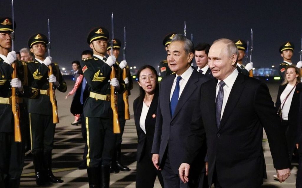RUSKI PREDSEDNIK SLETEO U PEKING: Putina uz najviše počasti dočekao šef kineske diplomatije! (VIDEO)