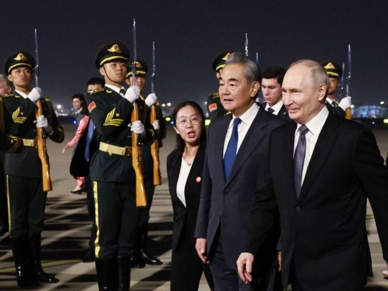 RUSKI PREDSEDNIK SLETEO U PEKING: Putina uz najviše počasti dočekao šef kineske diplomatije! (VIDEO)