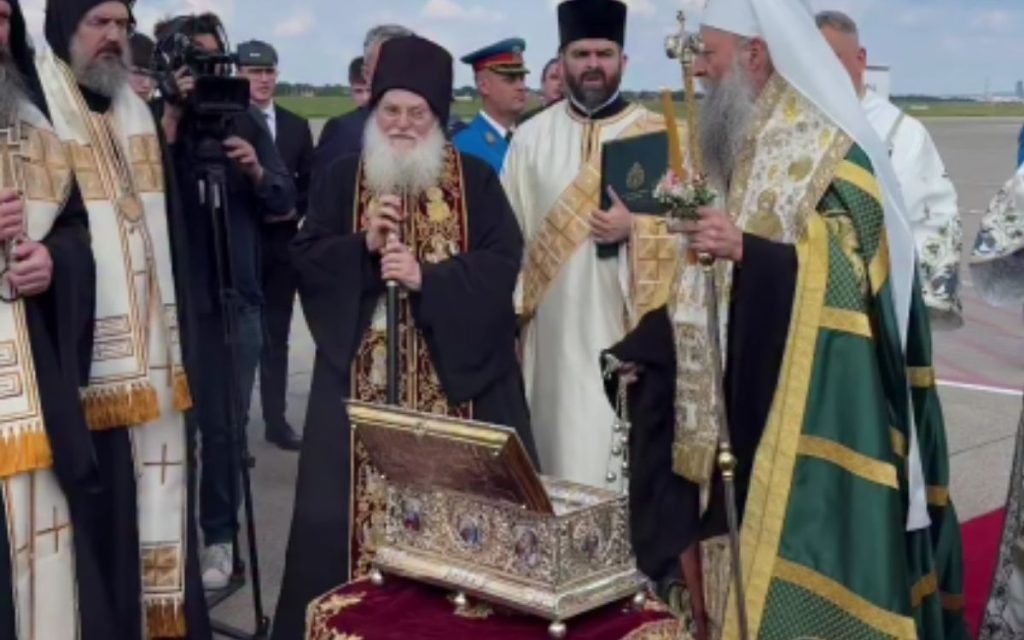 SVETINJA SE VRATILA KUĆI POSLE ŠEST VEKOVA: U Beograd stigao Čudesni pojas Presvete Bogorodice sa Svete Gore! (VIDEO)