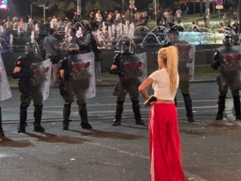 POLICIJA PUSTILA „ŽENU U CRVENOM“ SA STUDENTSKIH PROTESTA: Nakon noći provedene u pritvoru, ekspresno kažnjena sa 90.000 dinara!