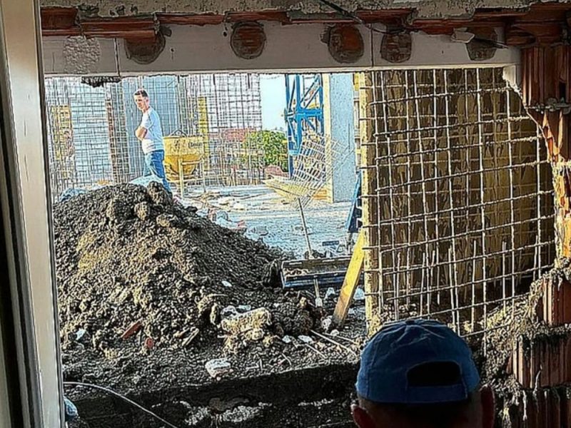 „ŠTA DA SMO SVI SPAVALI?“: Beton srušio zid spavaće sobe u Novom Sadu, porodica sa bebom za dlaku izbegla smrt! (VIDEO)
