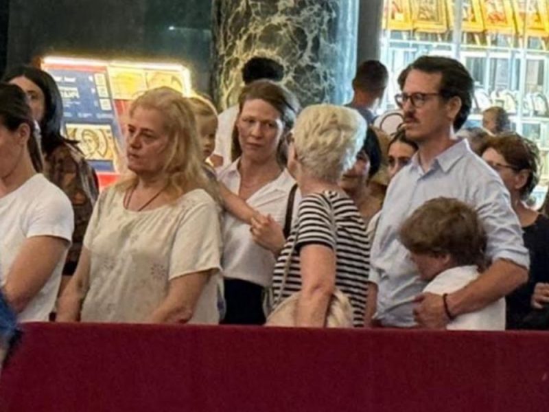 KARAĐORĐEVIĆI MEĐU SVOJIM NARODOM: Princ Filip i princeza Danica sa decom satima čekali u redu da se poklone Časnom pojasu Presvete Bogorodice! (VIDEO)