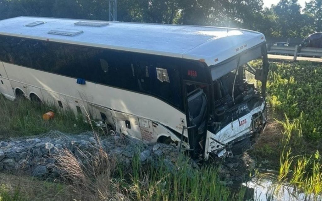 STRAVIČAN UDES U VIRDŽINIJI: Autobus pokosio šest automobila, petoro mrtvih i na desetine povređenih! (VIDEO)