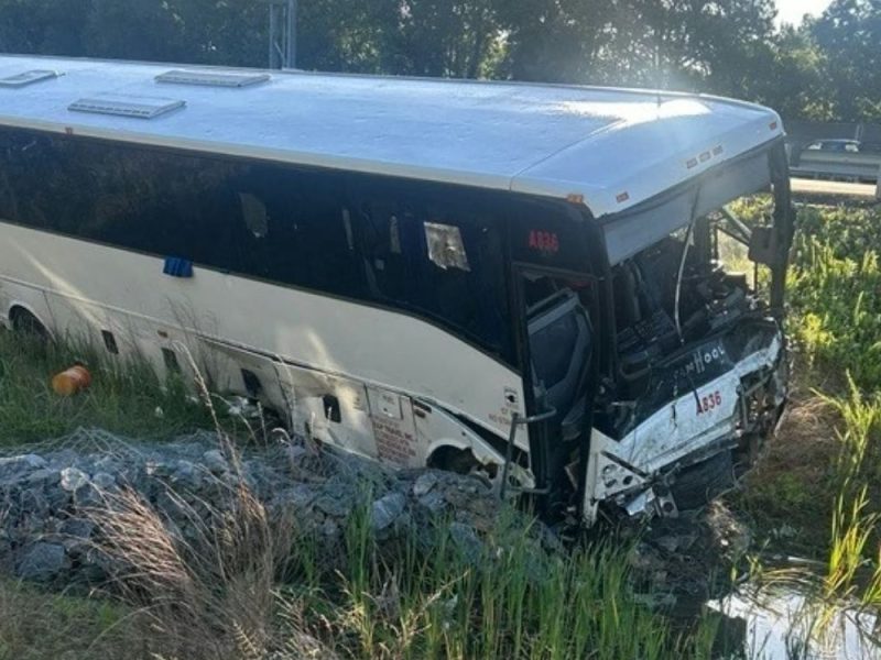 STRAVIČAN UDES U VIRDŽINIJI: Autobus pokosio šest automobila, petoro mrtvih i na desetine povređenih! (VIDEO)