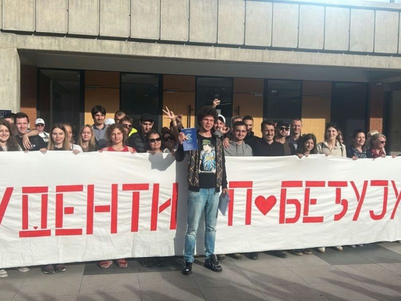 STUDENT POLJOPRIVREDNOG NA SLOBODI: Posle pet sati saslušanja pušten mladić koga su optužili za „rušenje države“!