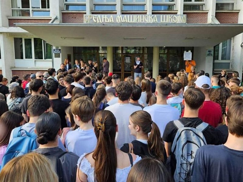 OSVETA DIREKTORA ZBOG ŠTRAJKA I UČESTVOVANJA NA PROTESTU: Suspendovano šestoro nastavnika Jovine gimnazije u Novom Sadu! (VIDEO)