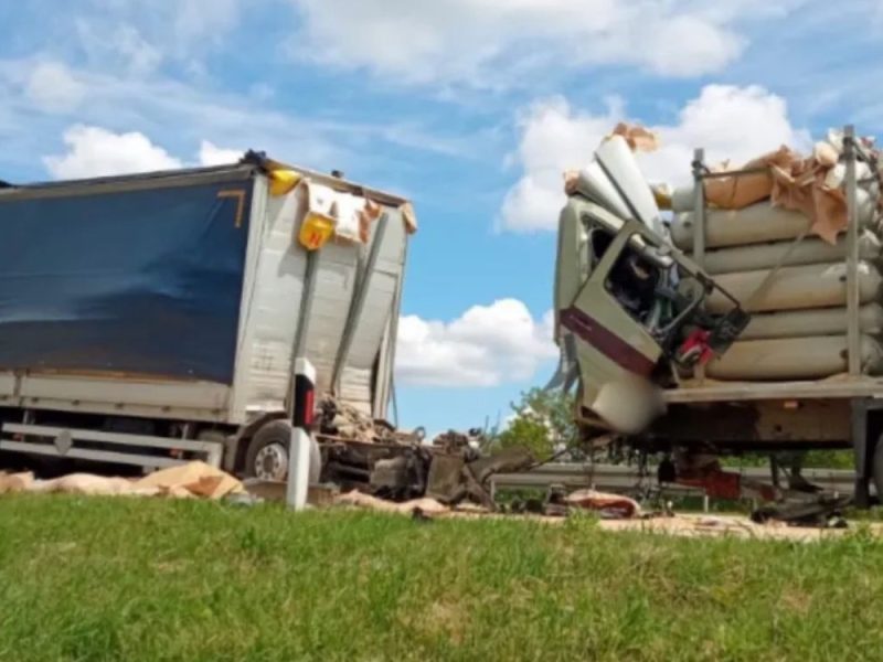STRAVIČAN SUDAR KOD STARE PAZOVE: Vozač kamiona poginuo na licu mesta, vatrogasci sprečili eksploziju zbog curenja metana! (VIDEO)