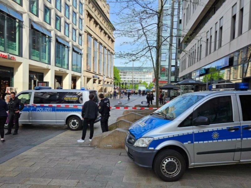 JEZIVE SCENE U CENTRU LAJPCIGA: Uleteo kolima u pešačku zonu i pokosio sve pred sobom, ima mrtvih! (VIDEO)