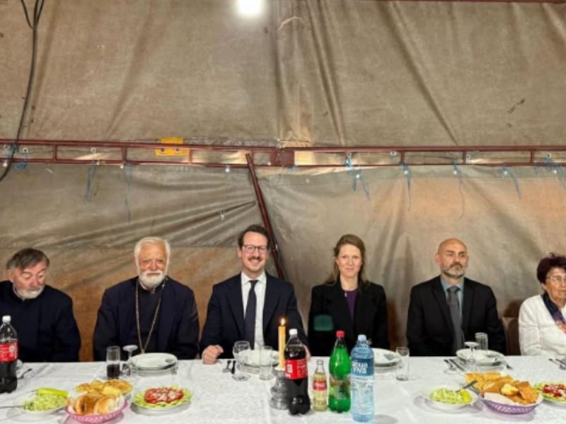 „ISTORIJU NE ČINE SAMO DVOROVI, VEĆ I NAŠ NAROD“: Princ Filip i princeza Danica pod šatorom sa meštanima Krćevca proslavili Spasovdan! (FOTO)
