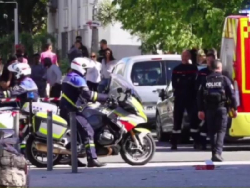KRVAVI OBRAČUN U NICI: Napadač kalašnjikovom ubio dvoje i ranio šestoro ljudi, pa pobegao na trotinetu! (VIDEO)