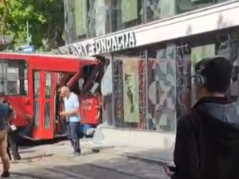 TEŠKA SAOBRAĆAJNA NESREĆA U CENTRU BEOGRADA: Tramvaj iskočio iz šina, pa se zakucao u zgradu! (VIDEO)