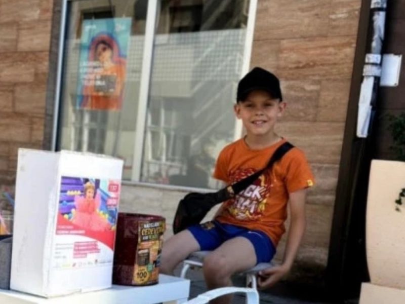 BRAT HEROJ IZ ČAČKA: Nikola (9) po vrućini prodaje limunadu da sakupi novac za bolesnu sestru Helenu!