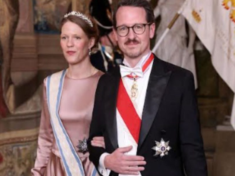 KARAĐORĐEVIĆI BLISTALI NA ŠVEDSKOM DVORU: Princeza Danica i princ Filip zasenili evropsku aristokratiju na rođendanu kralja! (FOTO GALERIJA)