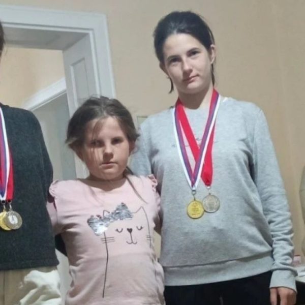DOBRO SE DOBRIM VRAĆA: Tri sestre iz Kruševca koje su prodavale badnjake za preminulu majku dobile krov nad glavom!