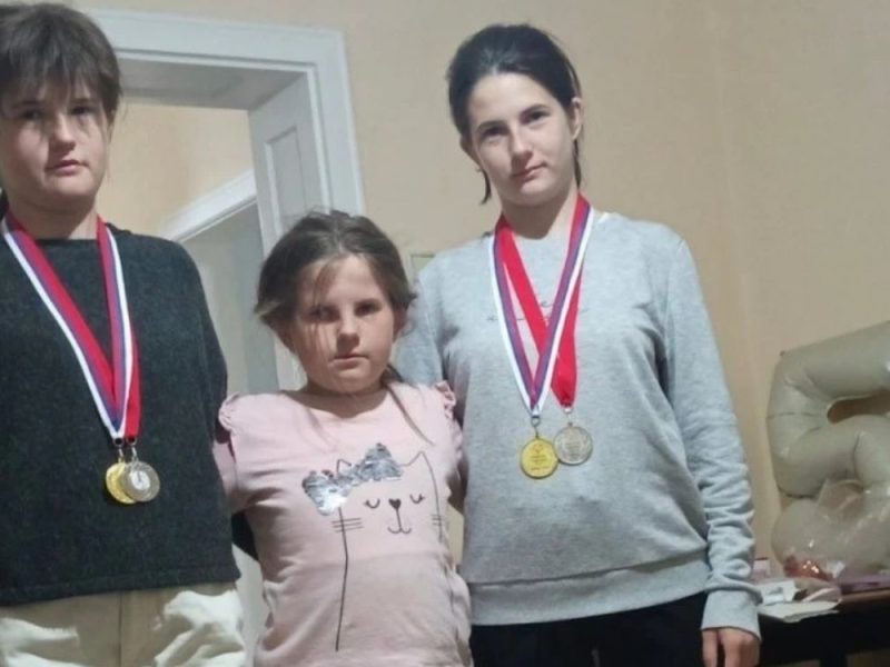 DOBRO SE DOBRIM VRAĆA: Tri sestre iz Kruševca koje su prodavale badnjake za preminulu majku dobile krov nad glavom!