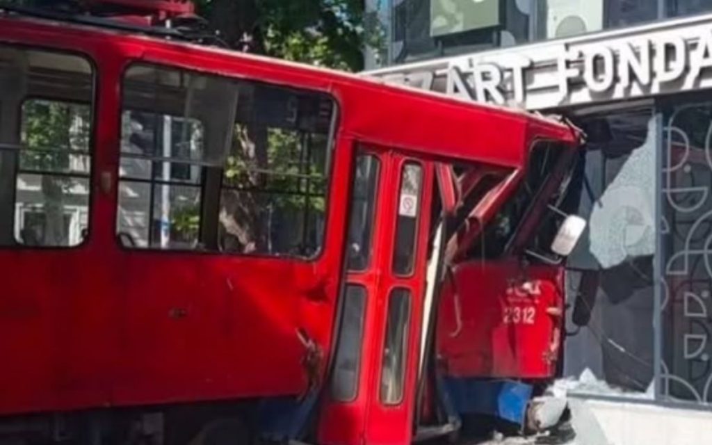 „PUTNICI SU ŠUTIRALI VRATA I PROZORE DA BI IZAŠLI NAPOLJE“: Potresne reči svedoka nakon teške saobraćajne nesreće na Dorćolu! (VIDEO)