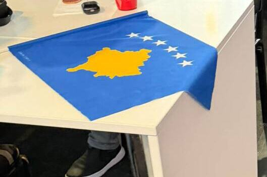 SKANDAL NA FINALU EVROVIZIJE! Predstavnici Albanije svoj sto „zakitili“ zastavom tzv. Kosova!
