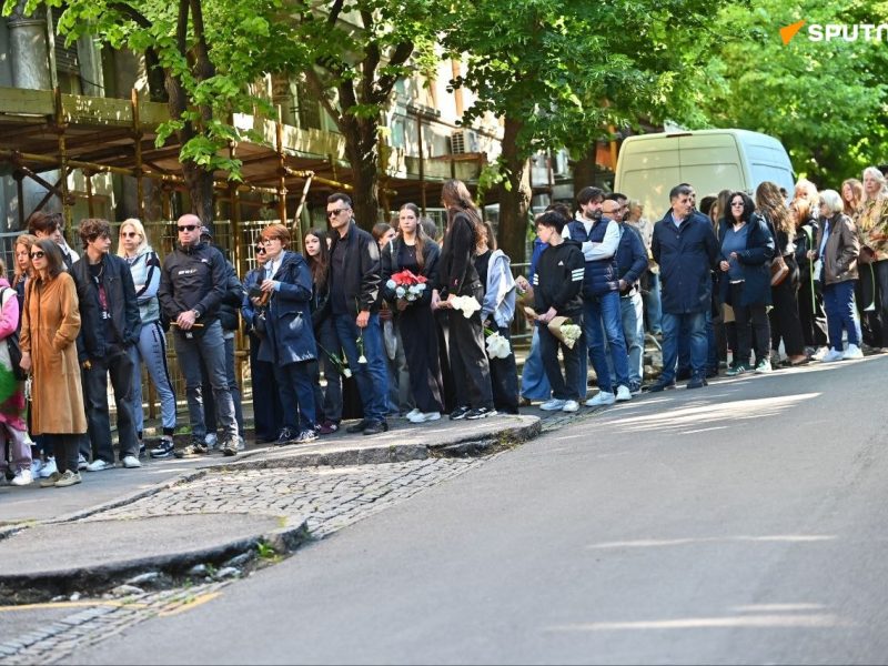 MUK I TUGA ISPRED RIBNIKARA: Porodice i građani odaju poštu ubijenim đacima i čuvaru, otvorena knjiga sećanja!