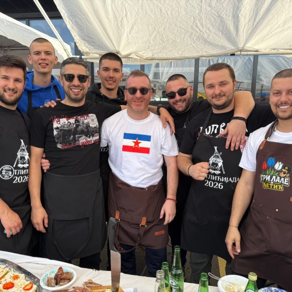 KOTLIĆIJADA U ČIKAGU POMIRILA ČETNIKE I PARTIZANE: Pod jednom šatrom kuvale kokarde i petokrake, originalna jela oduševila goste! (FOTO GALERIJA, VIDEO)