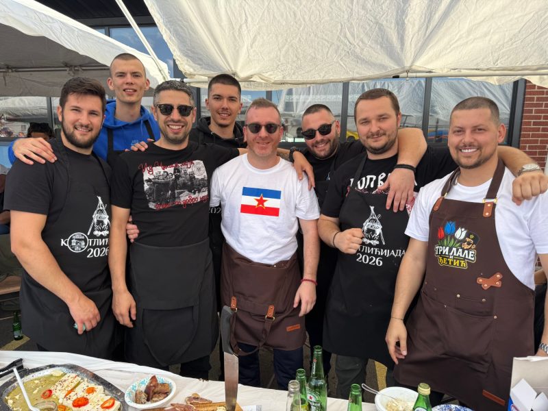 KOTLIĆIJADA U ČIKAGU POMIRILA ČETNIKE I PARTIZANE: Pod jednom šatrom kuvale kokarde i petokrake, originalna jela oduševila goste! (FOTO GALERIJA, VIDEO)