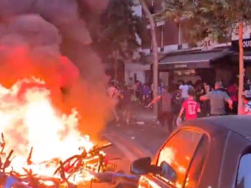 NOĆ KADA JE GOREO PARIZ: Slavlje navijača pretvorilo se u brutalan okršaj sa policijom, palili šta su stigli!