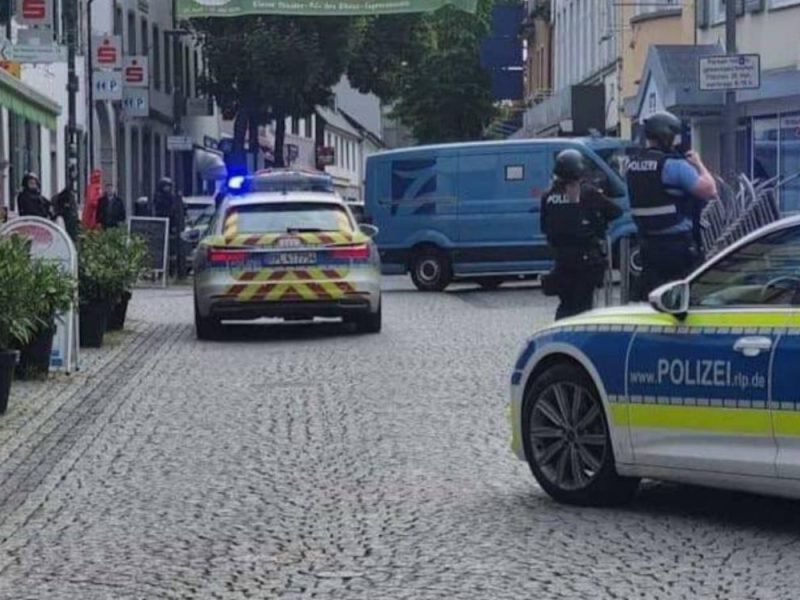 OPSADNO STANJE U NEMAČKOM GRADIĆU: Naoružani muškarac upao u banku i uzeo taoce, specijalci blokirali sve prilaze! (VIDEO)