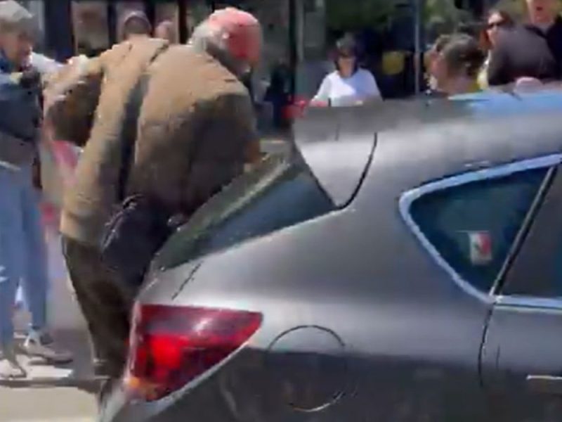 NASILNIK UDARIO PENZIONERA KOLIMA: Pokušao da probije blokadu kod Pravnog fakulteta tokom 16 minuta tišine, građani ga zaustavili! (VIDEO)