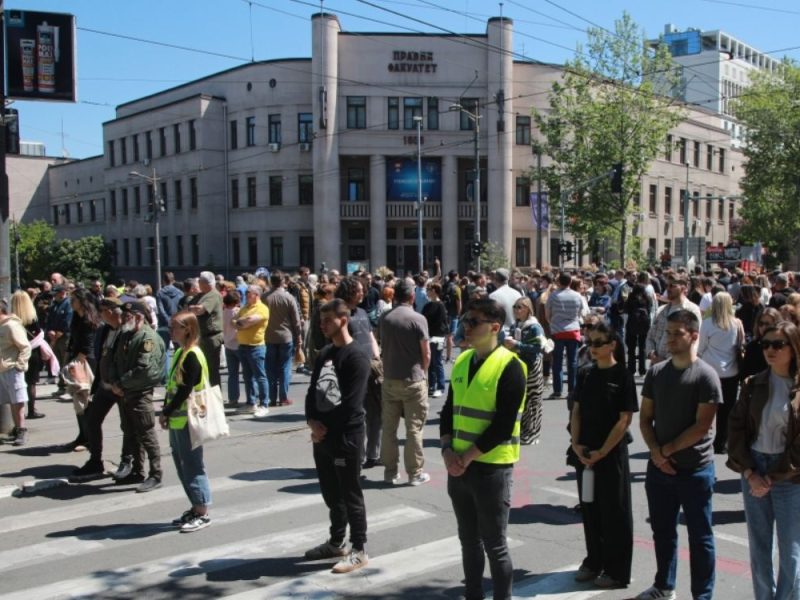 HAOS ISPRED PRAVNOG FAKULTETA U BEOGRADU: Student priveden na ispitivanje, građani se okupili u znak podrške!