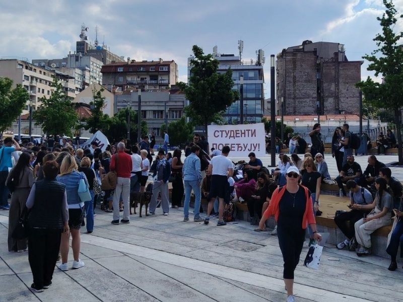 NAPETA ATMOSFERA NA SLAVIJI: Studenti u blokadi postavili štandove, interventna ih razdvaja od pristalica naprednjaka! (VIDEO)
