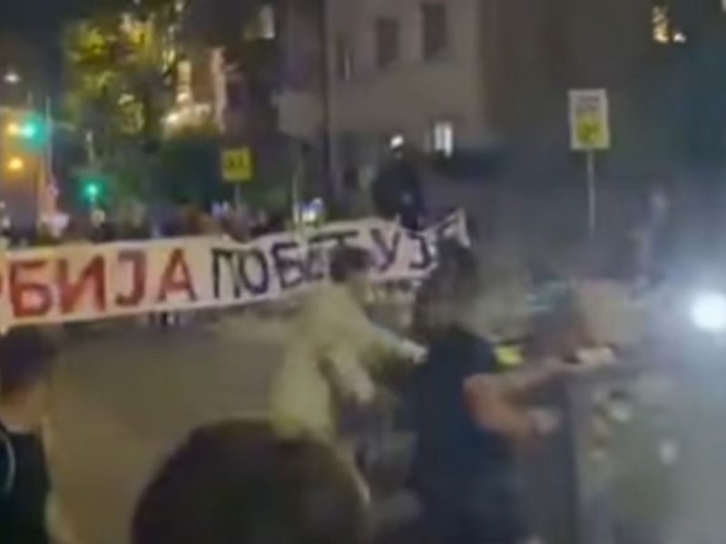 POLICIJA MIRNO POSMATRALA: Pristalice SNS napale maloletnike zbog transparenta „studenti pobeđuju“!