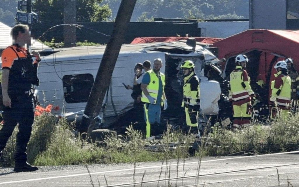 TRAGEDIJA U BELGIJI: Sudarili se voz i školski autobus, četiri osobe stradale, među njima dva tinejdžera! (VIDEO)