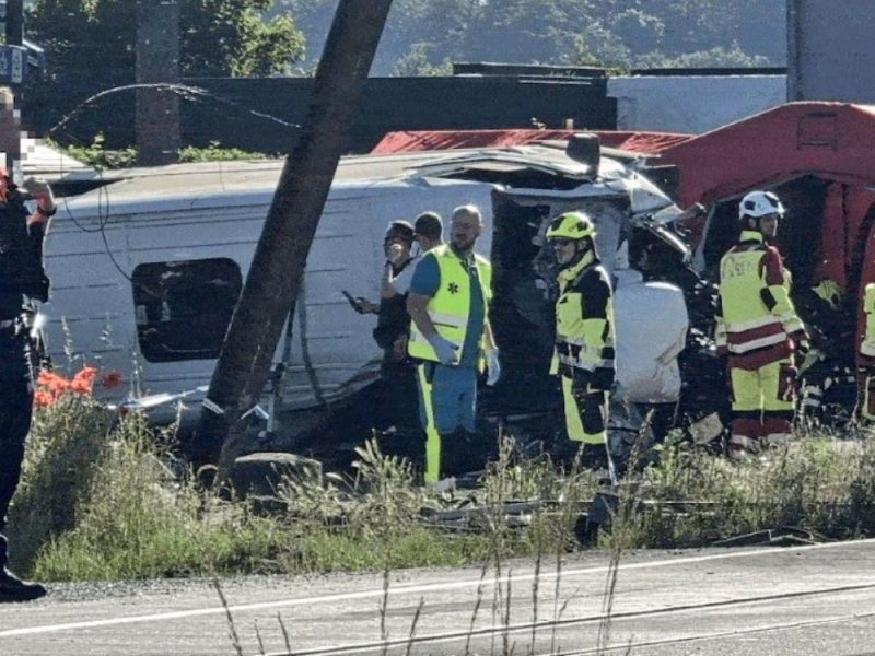 TRAGEDIJA U BELGIJI: Sudarili se voz i školski autobus, više osoba stradalo, veliki broj povređenih! (VIDEO)