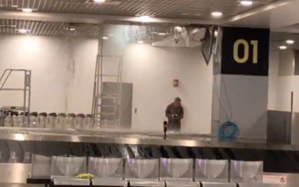 HAOS NA AERODROMU NIKOLA TESLA: Obrušio se deo plafona, kanalizacija se izlila na mestu gde putnici čekaju prtljag! (VIDEO)